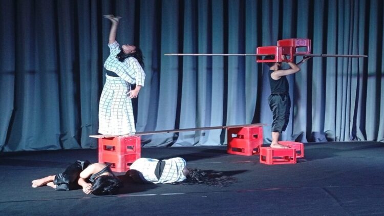 Tari dan Ingatan Kolektif Minangkabau: Enam Koreografer Muda Tampil di Taman Budaya Sumbar 1 Penampilan seniman muda dalam Pertunjukan Tari Kontemporer 3 di Taman Budaya Sumbar. (Foto: Ist)