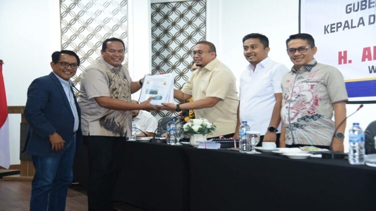 Hadiri Rakor Kepala Daerah se-Sumbar, Wako Pariaman Ajukan Proposal Pembangunan 1 Wako Pariaman Yota Balad menyerahkan proposal pembangunan kepada anggota DPR RI Andre Rosiade. (Foto: Ist)