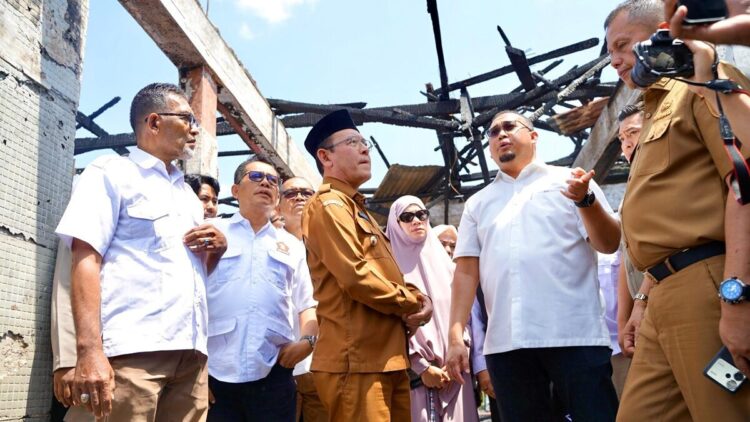 Andre Rosiade meninjau Pasar Payakumbuh pascaterbakar. (Foto: Ist)