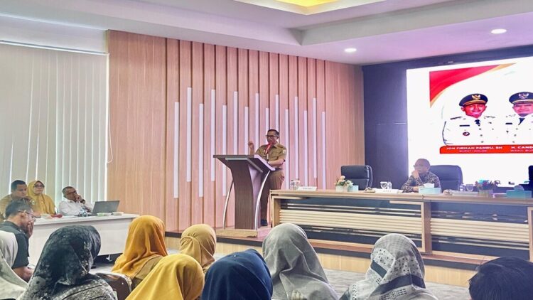 Sekda Kabupaten Solok Medison membuka sosialisasi pengawasan program revitalisasi pendidikan, Selasa (9/9/2025). (Foto: Diskominfo Kabupaten Solok)