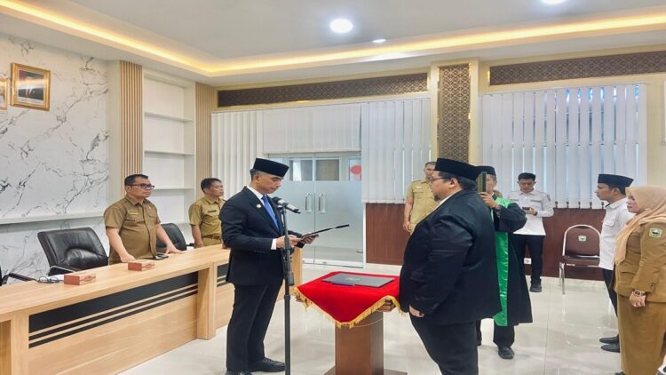 Sekda Kabupaten Solok Medison melantik Dico Adhya sebagai Direktu Perumda Solok Nan Indah. (Foto: Diskominfo Kabupaten Solok)