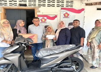 Penuhi Janji, Andre Rosiade Serahkan 1 Unit Sepeda Motor untuk Guru TK di Langki, Sijunjung 2 Penuhi Janji, Andre Rosiade Serahkan 1 Unit Sepeda Motor untuk Guru TK di Langki, Sijunjung