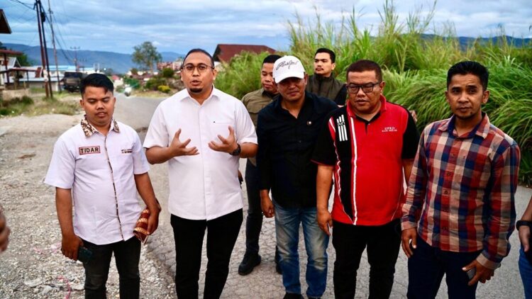Andre Rosiade bersama Bupati Solok meninjau jalan rusak di Taratak Galundi menuju Alahan Panjang Kabupaten Solok. (Foto: Ist)
