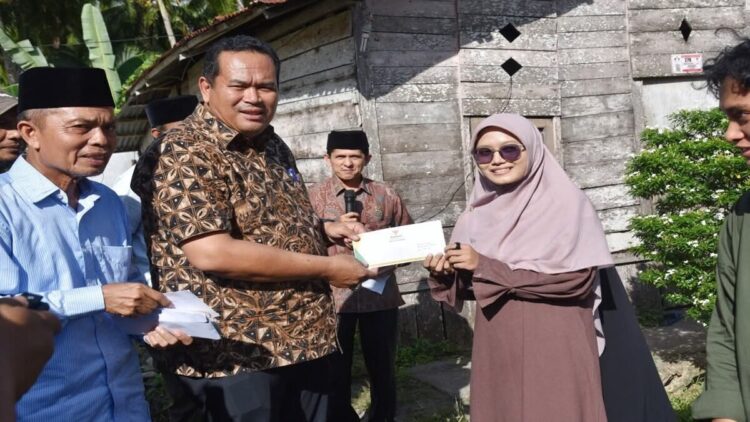 Wako Pariaman memberikan bantuan kepada calon mahasiswa yang akan berangkat ke Universitas di Arab Saudi. (Foto: Ist)