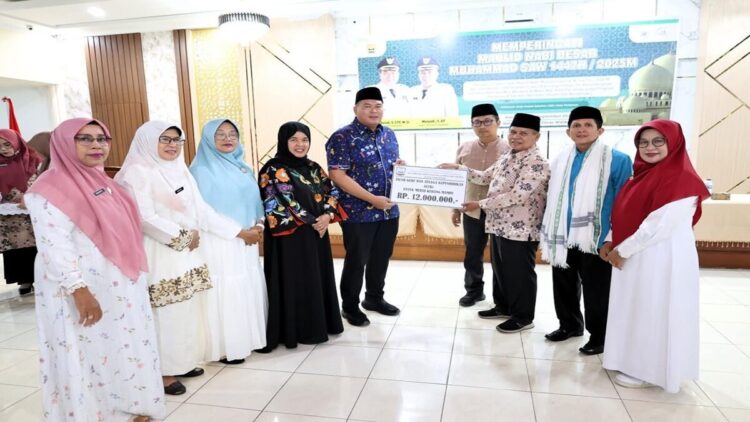 Wako Pariaman menyerahkan infaq dari GTK kepada 80 siswa SD di Pariaman. (Foto: Dok. Ist)