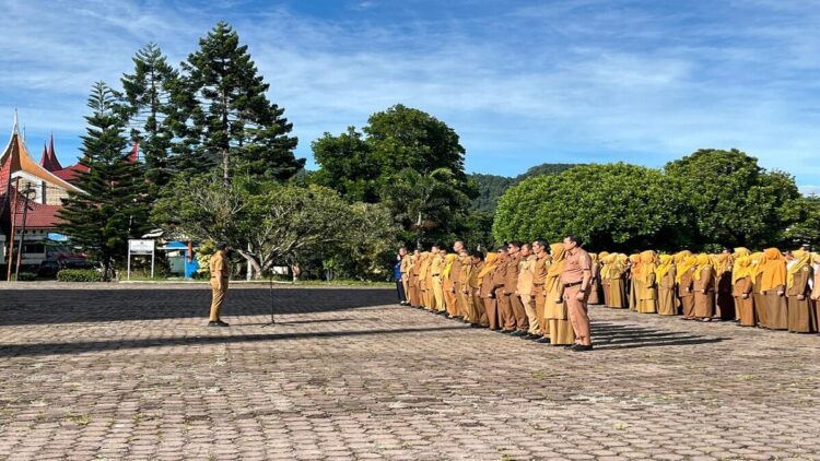 Sekda Pimpin Apel Pagi, Ingatkan Disiplin dan Etos Kerja ASN Pemkab Solok 1 Pemkab Solok melaksanakan apel pagi di halaman kantor bupati. (Foto: Diskominfo Kabupaten Solok)
