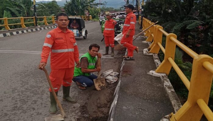 LPS Kurao Pagang Gelar Aksi Bersih Jalan Utama, Ajak Warga Jaga Lingkungan