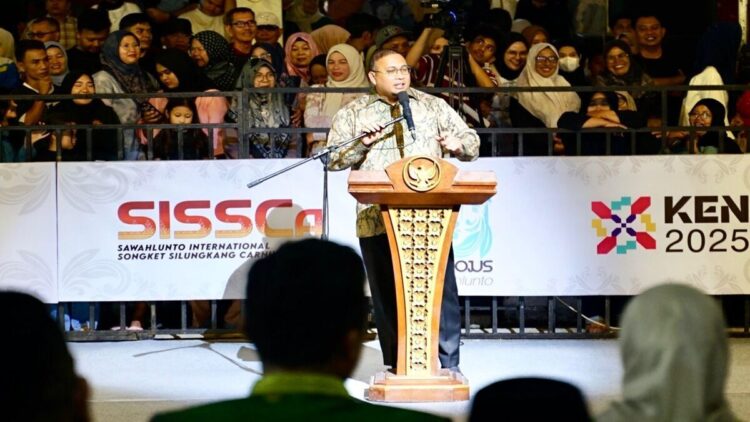 Andre Rosiade Dorong Revitalisasi Kota Tua Sawahlunto Dimulai Tahun Depan 1 Andre Rosiade saat menghadiri acara Sawahlunto International Songket Silungkang Carnival (SISSCa) Tahun 2025, di Kota Sawahlunto baru-baru ini. (Foto: Ist)