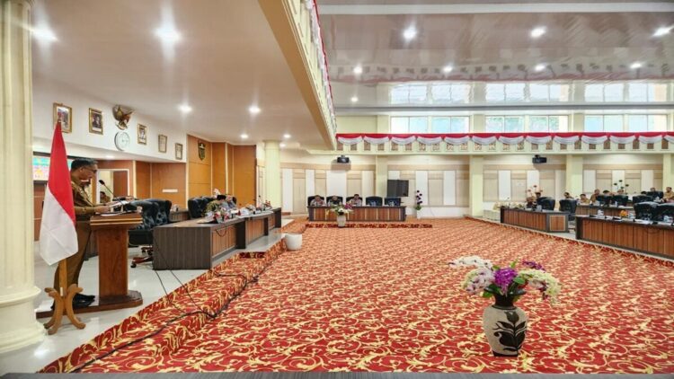 Pemkab Solok Tanggapi Pandangan Fraksi DPRD soal APBD 2026 1 Penyampaian jawaban pemerintah atas pandangan umum fraksi DPRD terhadap nota penjelasan Bupati Solok terkait Ranperda APBD 2026. (Foto: Diskominfo Kabupaten Solok)