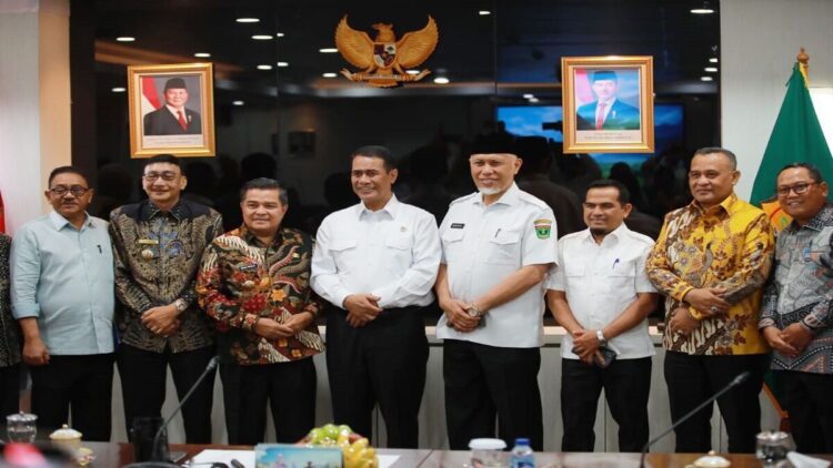 Wakil Bupati Solok Candra menghadiri pertemuan dengan Menteri Pertanian Andi Amran Sulaiman. (Foto: Diskominfo Kabupaten Solok)