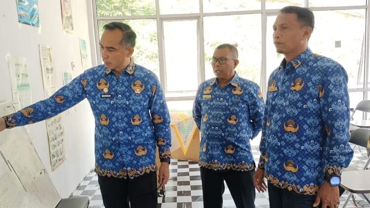 Sekda Kabupaten Solok Medison meninjau kesiapan TBM Taman Ilmu H. Abdul Moeis Hj. Syamsiar dalam penilaian TBM tingkat nasional. (Foto: Diskominfo Kabupaten Solok)