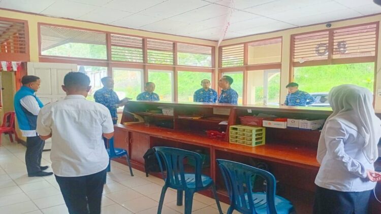 Sekda Kabupaten Solo Medison meninjau pelayanan publik di wilayah perbatasan. (Foto: Diskominfo Kabupaten Solok)