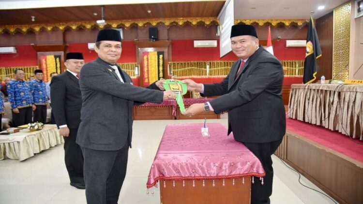 Wako Pariaman Yota Balad melantik Afrizal Azhar menjadi Sekda Pariaman. (Foto: Ist)