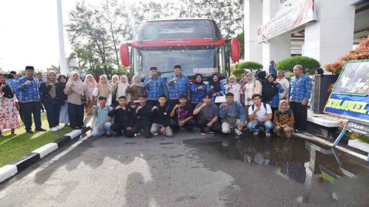 Sebanyak 15 orang mahasiswa diberangkatkan ke UNAS PASIM Bandung melalui Program Saga Saja Plus. (Foto: Ist)