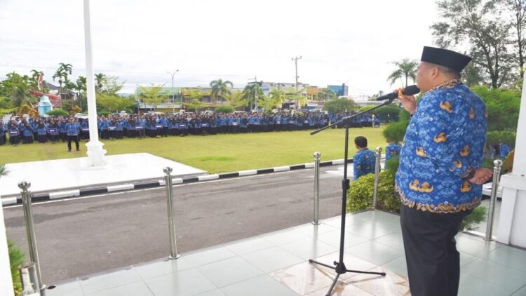 Hari Kesadaran Nasional, Wali Kota Pariaman Tekankan Disiplin ASN 1 Wako Pariaman Yota Balad memimpin upacara Hari Kesadaran Nasional. (Foto: Ist)