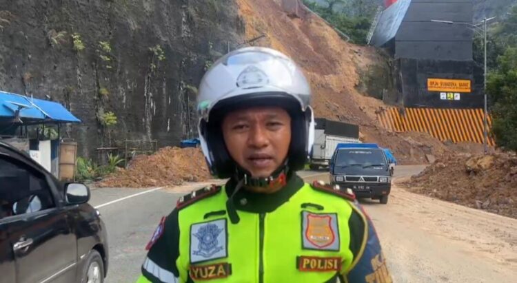 Kanit Turjawali Satlantas Polres Limapuluh Kota Ipda Yoza Prima melaporkan dari lokasi Flyover Kelok 9. (Foto: Tangkapan layar video)