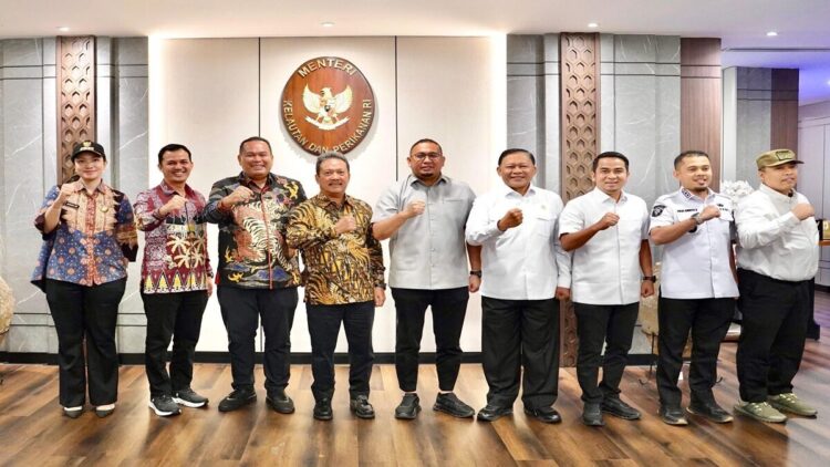 Andre Rosiade bersama sejumlah kepala daerah di Sumbar bertemu Menteri Kelautan dan Perikanan. (Foto: Ist)