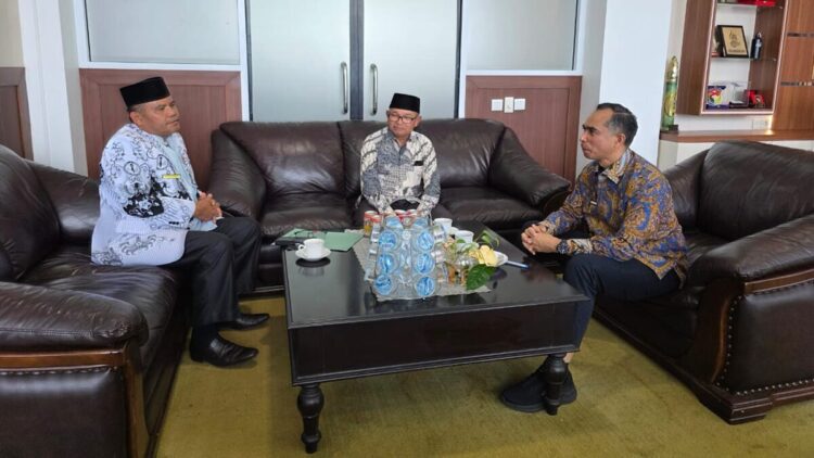 Bertemu Sekda Kabupaten Solok, PGRI dan Dewan Pendidikan Soroti Kualitas Guru-Pengelolaan BOS 1 Sekda Kabupaten Kabupaten Solok Medison menerima kunjungan Ketua PGRI Kabupaten Solok Yongkerman dan Ketua Dewan Pendidikan Zulfadli. (Foto: Diskominfo Kabupaten Solok)