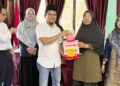 Wabup Solok dan Anggota DPD Muslim Yatim Salurkan Bantuan Gizi untuk Balita di Paninggahan