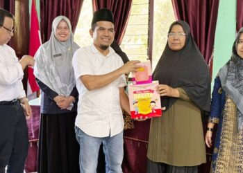 Wabup Solok dan Anggota DPD Muslim Yatim Salurkan Bantuan Gizi untuk Balita di Paninggahan