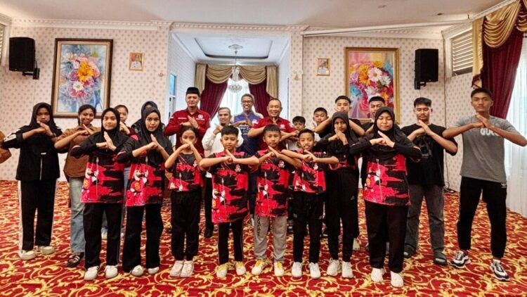 Pemkab Solok melepas atlet wushu Kabupaten Solok yang akan berlaga dalam kejuaraan tingkat provinsi. (Foto: Diskominfo Kabupaten Solok)