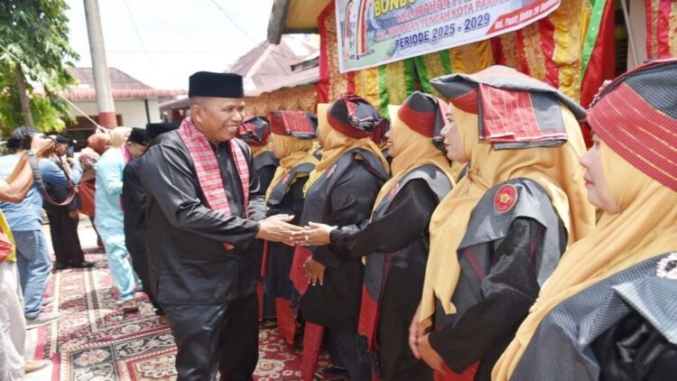 Wawako Pariaman Dorong Bundo Kanduang Aktif Bentuk Karakter Anak di Era Global 1 Wawako Pariaman Mulyadi menghadiri pengukuhan Bundo Kanduang Kelurahan Pasir Periode 2025-2029. (Foto: Ist)
