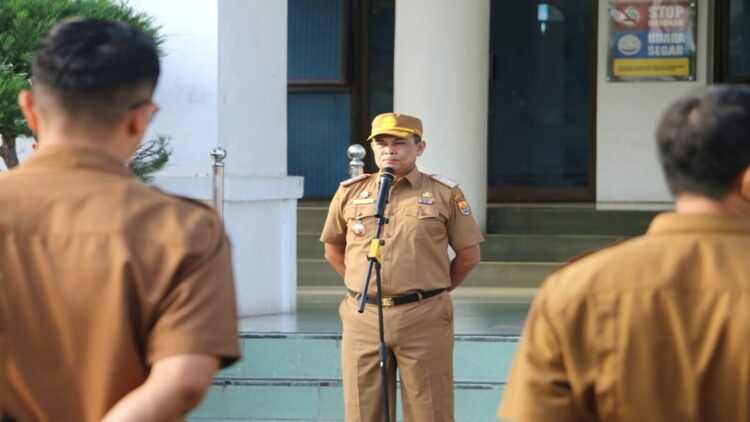 Sekda Pariaman Ajak ASN Sinkronkan Program Sesuai Visi Walikota 1 Sekda Pariaman Afrizal Azhar memimpin apel pagi bersama ASN di Balaikota Pariaman. (Foto: Ist)