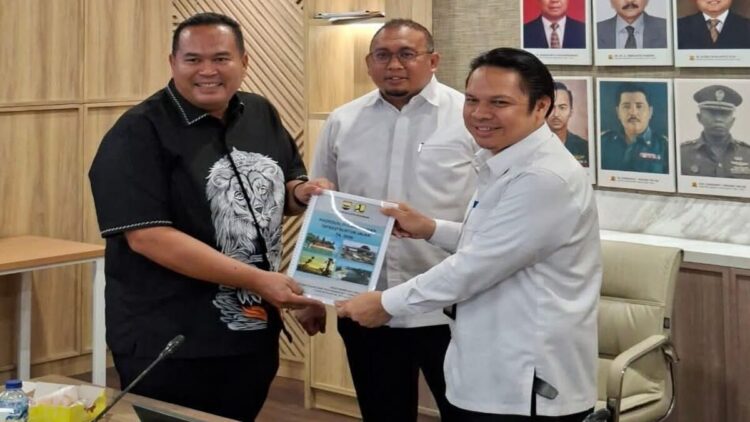 Wako Pariaman Yota Balad disaksikan Anggota DPR RI Andre Rosiade menyerahkan proposal pembangunan kepada Dirjen Bina Marga Kementerian PU Roy Rizali Anwar. (Foto: Ist)