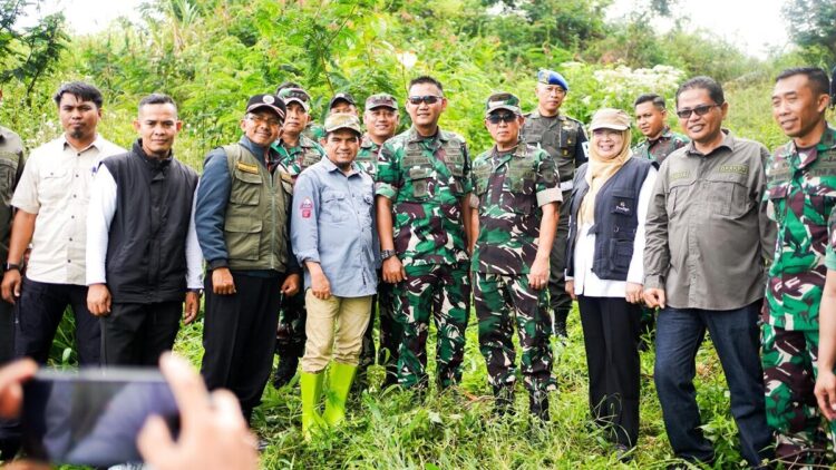 Danrem 032 Wirabraja Brigjen TNI Mahfud bersama Wakil Bupati Solok Candra meninjau lokasi pembangunan Makorem 032 Wirabraja. (Foto: Diskominfo Kabupaten Solok)