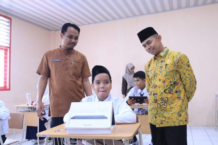 Plt Kakanwil Kemenag Sumbar Edison (kanan) melakukan kunjungan ke MTs Quranic Scientia. (Foto: Humas Kemenag Sumbar)