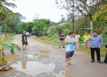Tanggapi Keluhan Warga, Bupati Solok Tinjau Jalan Rusak di Sawah Ampang