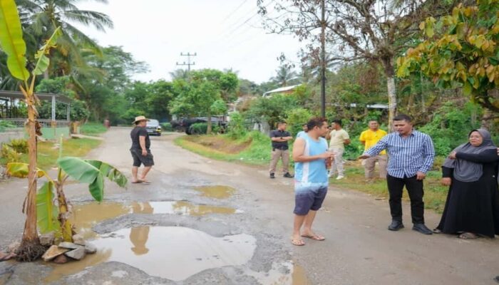 Tanggapi Keluhan Warga, Bupati Solok Tinjau Jalan Rusak di Sawah Ampang