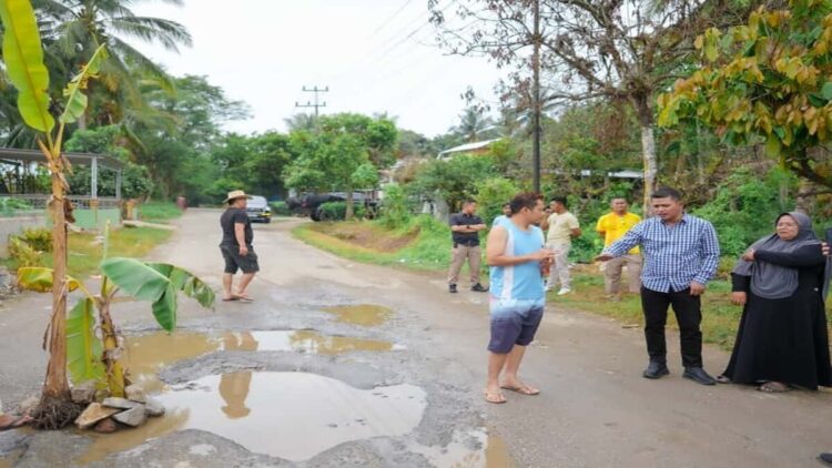 Tanggapi Keluhan Warga, Bupati Solok Tinjau Jalan Rusak di Sawah Ampang 1 Bupati Solok Jon Firman Pandu meninjau jalan rusak yang menghubungkan Panyangkalan-Muaro Paneh. (Foto: Diskominfo Kabupaten Solok)