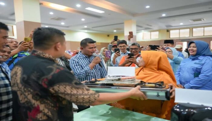 Dorong Ekonomi Rakyat, Pemkab Solok Serahkan Bantuan Peralatan untuk Ratusan UMKM