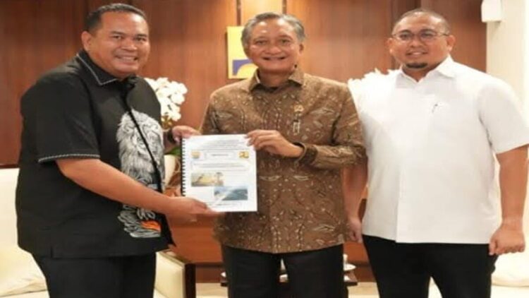 Wako Pariaman Usulkan Proyek Infrastruktur Tambahan ke Menteri PU Senilai Rp93 Miliar 1 Wako Pariaman Yota Balad bersama anggota DPR RI Andre Rosiade bertemu Menteri PU Dody Hanggodo. (Foto: Ist)