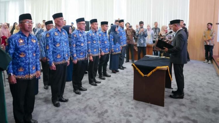 14 Pejabat Eselon II Dilantik, Bupati Solok Minta Lompatan dan Inovasi untuk Pelayanan Publik 1 Bupati Solok Jon Firman Pandu melantik pejabat pimpinan tinggi pratama di lingkungan Pemkab Solok. (Foto: Diskominfo Kabupaten Solok)