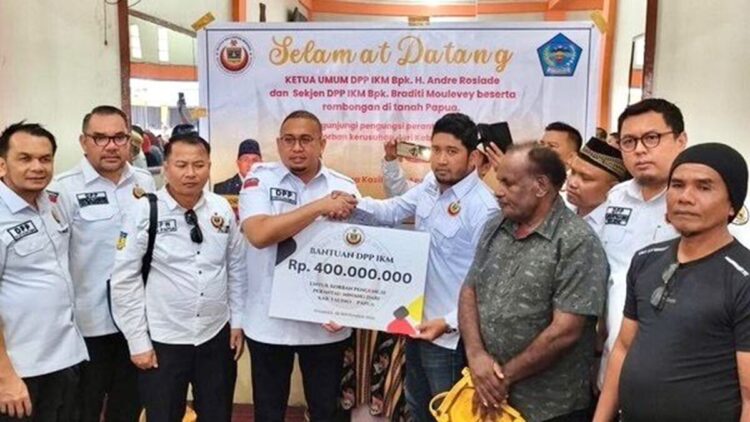 Andre Rosiade: IKM Salurkan Bantuan Rp 400 Juta untuk Perantau Minang Terdampak Ricuh Yalimo, Papua 1 Ketum IKM Andre Rosiade menyerahkan bantuan kepada perantau Minang terdampak ricuh di Yalimo, Papua Pegunungan. (Foto: Ist)