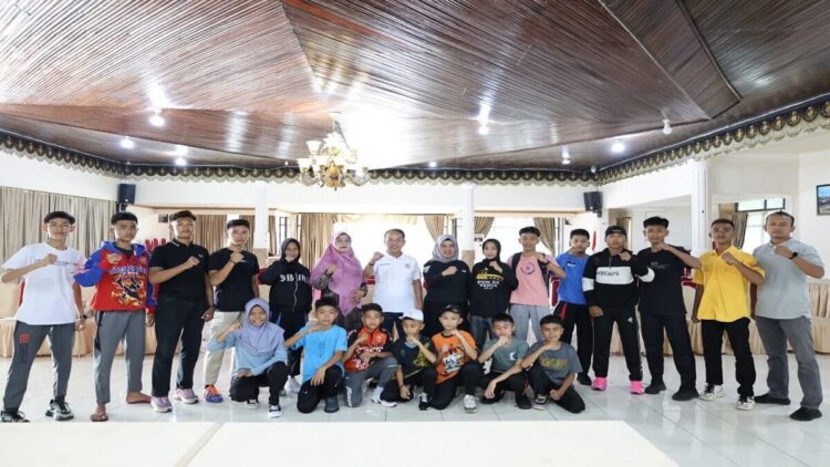 29 Atlet Tarung Derajat Pariaman Siap Berlaga di Seleknas Sumbar, Bidik Tiket ke Potnas 2025 1 KONI Pariaman melepas atlet tarung derajat yang akan berlaga di Seleksi Nasional Tarung Derajat tingkat Sumbar. (Foto: Ist)