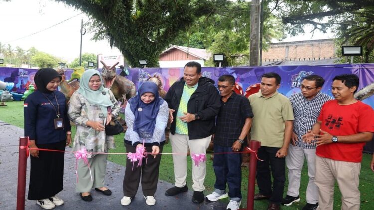Wako Pariaman membuka Wahana Dino Planet di Hall GOR Rajo Bujang. (Foto: Ist)