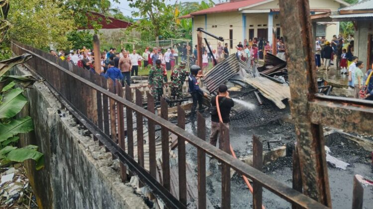 Kondisi rumah semi permanen di Desa Moawö Gunungsitoli usai dilahap api. (radarsumbar/putra)