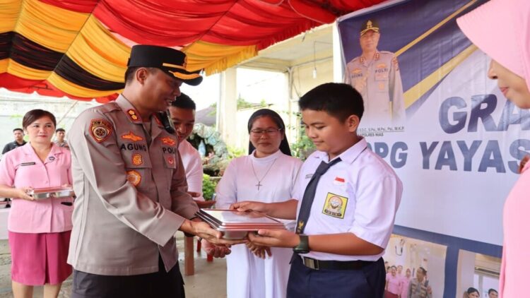 Dukung Astacita, SPPG YKB Polres Nias Distribusikan MBG bagi Siswa Gunungsitoli 1 Kapolres Nias AKBP Agung S.D.C secara simbolis serahkan paket makanan kelolaan SPPG YKB Cabang Nias di SMP Swasta Bunga Mawar Gunungsitoli, Senin. (radarsumbar/putra)