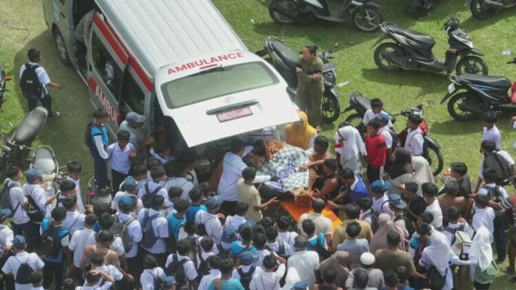 Remaja 14 Tahun yang Terseret Ombak di Pantai Sasak Pasbar Ditemukan Meninggal Dunia 1 Tim gabungan Basarnas Pasaman bersama masyatakat saat mengevakuasi korban yang terserat ombak Pantai Sasak Kecamatan Sasak Ranah Pasisia yang ditemukan meninggal dunia, Selasa (30/9/2025) pagi. ANTARA/ Pos SAR Pasaman.