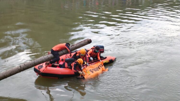 Tim SAR mengangkat jasad korban yang terseret arus sungai di Pesisir Selatan. (Foto: SAR Padang)