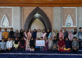 YBM PLN UP3 Solok berangkatkan mahasiswa kuliah ke Mesir. (dok. istimewa)