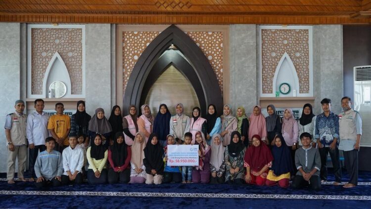 YBM PLN UP3 Solok berangkatkan mahasiswa kuliah ke Mesir. (dok. istimewa)