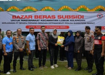 Bazar beras subsidi PT Semen Padang dan Polda Sumbar. (dok. Humas)