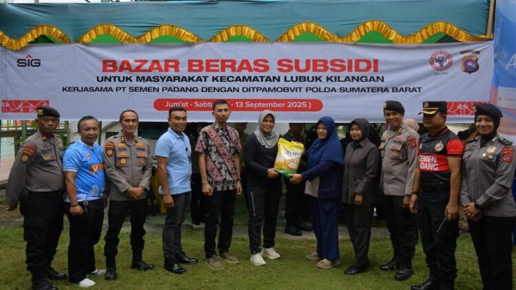 Bazar beras subsidi PT Semen Padang dan Polda Sumbar. (dok. Humas)