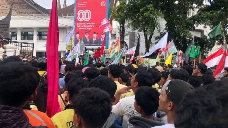 Emak-emak Gabung Aksi Mahasiswa di DPRD Sumbar: Copot Kapolri, Turunkan Harga Sembako! 1 Demo mahasiswa di DPRD Sumbar. (dok. istimewa)