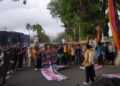 Mahasiswa Demo di Kantor Gubernur Sumbar, Soroti Nasib Petani 12 Demo mahasiswa di depan kantor Gubernur Sumbar. (dok. Fajar for Radarsumbar)