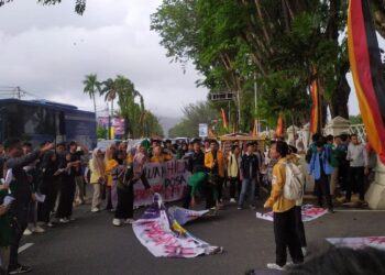 Demo mahasiswa di depan kantor Gubernur Sumbar. (dok. Fajar for Radarsumbar)